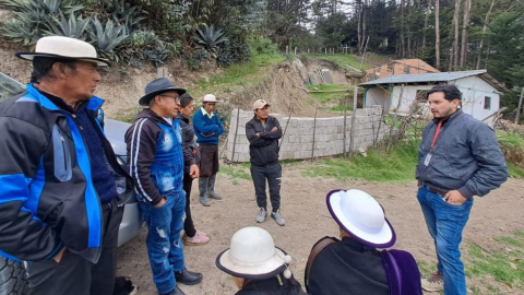 Personal del Miduvi inspecciona una vivienda en el cantón Cañar, el 31 de marzo de 2023.