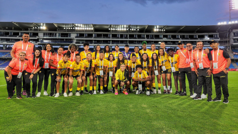 Las jugadoras de Barcelona luego de hacer el reconocimiento de cancha del Estadio Pascual Guerrero, el 4 de octubre de 2023.