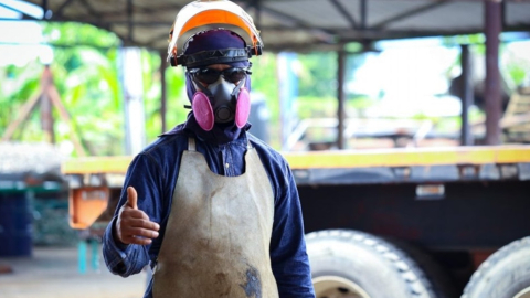 Imagen referencial de un trabajador en Ecuador, en agosto de 2023.