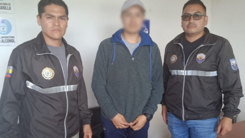 Miembros de la Policía y el joven que fue reportado como desaparecido en Cumbayá, el 19 de septiembre de 2023. 