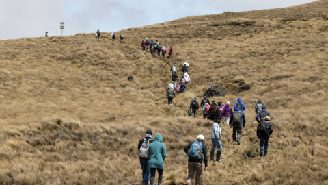 Personas en las lagunas de Quimsacocha, en Azuay, en una romería por la sentencia sobre la consulta previa y ambiental para el proyecto minero Loma Larga, el 16 de septiembre de 2023.