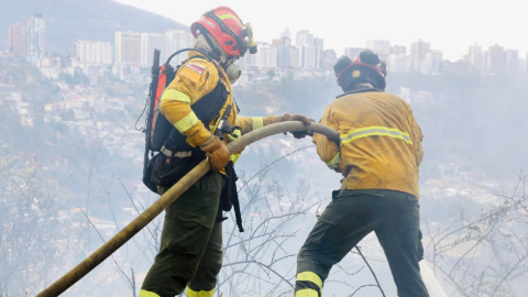 Labores de extinción del incendio en cerro Auqui se complicaron por viento y otros factores el 19 de septiembre de 2023.