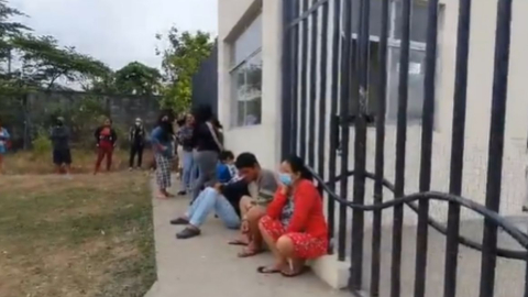 Pacientes esperan en los exteriores del centro de salud de Ciudad Victoria, en Guayaquil, el 21 de septiembre de 2023.