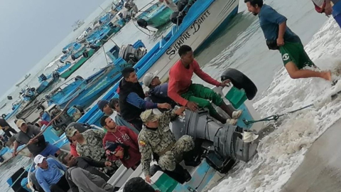 Militares rescataron a los pescadores que estaban en una lancha que se hundió en las costas de Santa Elena, el 21 de septiembre de 2023.