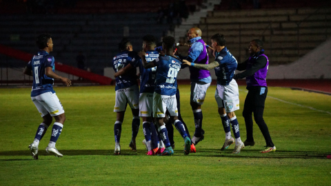 Los jugadores de Macará festejan el gol de Darío Mina en el estadio La Cocha, el 21 de septiembre de 2023.