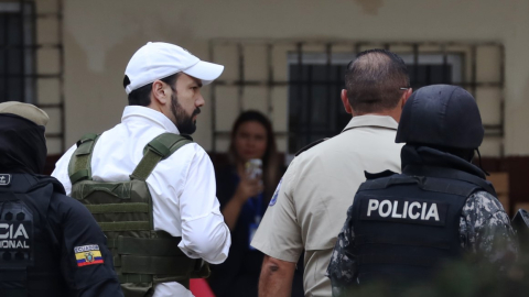 El alcalde Luis Chonillo al llegar a una reunión de seguridad en un colegio de Durán, el 19 de julio del 2023.