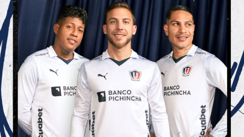 Richard Mina, Ezequiel Piovi y Paolo Guerrero modelan la nueva camiseta de Liga de Quito.