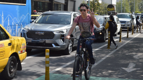 Ciclista en la ciclovía de Quito, agosto de 2022. 