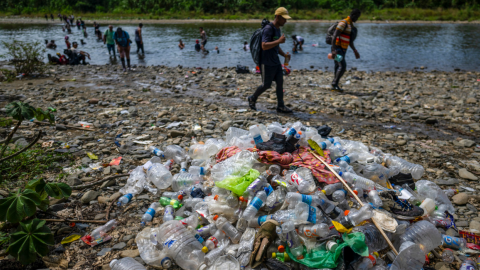 Migrantes cruzan el río Tuquesa cerca del pueblo de Bajo Chiquito, el primer control fronterizo de la provincia de Darién en Panamá, el 22 de septiembre de 2023.