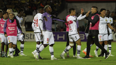 Jugadores de Barcelona SC celebran la agónica remontada ante Deportivo Cuenca, la noche de este 24 de septiembre de 2023.