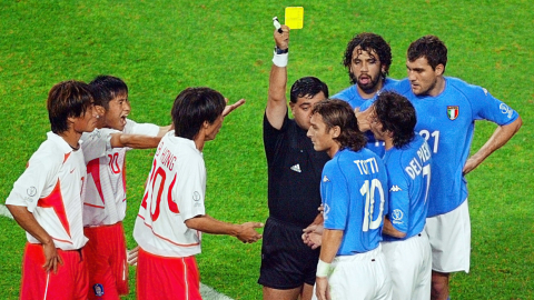 Byron Moreno muestra una tarjeta amarilla a Francesco Totti, durante el partido entre Corea del Sur e Italia, en el Mundial de 2002.