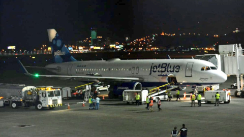 Imagen referencial. Un avión de la aerolínea JetBlue en el aeropuerto de Guayaquil en 2019.