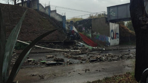 Un muro colapsó en el sur de Quito, la tarde del 25 de septiembre de 2023, a causa de la lluvia.