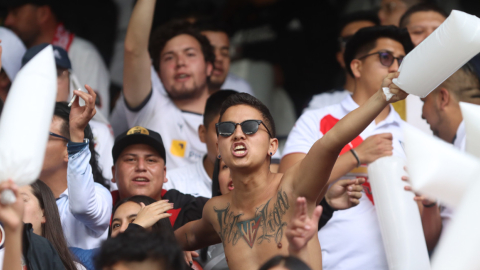 Hinchas de Liga de Quito alentando durante la semifinal de ida ante Defensa y Justicia, el 27 de septiembre de 2023.