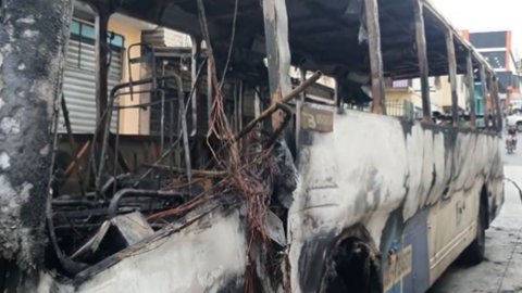 Un bus fue incendiado en Bastión Popular, en Guayaquil, el 26 de septiembre de 2023.