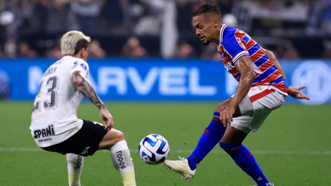 El defensor del Corinthians, Fagner y el defensor de Fortaleza, Bruno Pacheco, disputan un balón durante el partido la semifinal de  ida de la Copa Sudamericana, el 26 de septiembre de 2023.