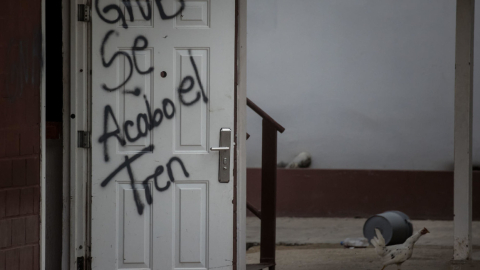 Vista frontal de una puerta con un mensaje alusivo al Tren de Aragua, en la cárcel de Tocorón, Venezuela, el 20 de septiembre de 2023. 