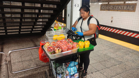 Una madre ecuatoriana de 32 años vende fruta picada en la estación del subterráneo de Grand Central, en Nueva York 