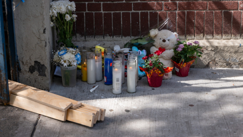 Un pequeño altar se levanta en los exteriores de una guardería donde murió un niño a causa del fentanilo, Bronx, Nueva York, el 21 de septiembre de 2023. 