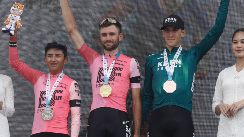 El ecuatoriano Alexander Cepeda (izquierda) festeja su segundo puesto en la Etapa 5 del Tour de Langkawi, en Malasia, el 27 de septiembre de 2023.