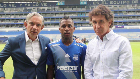 José Pileggi (i), presidente de Emelec, junto a Miller Bolaños y Jorge Bonnard.