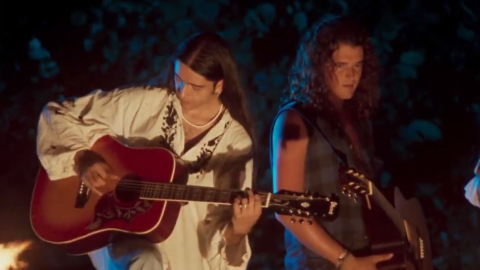 Ernesto Ocampo, junto a Carlos Vives, en un video musical.