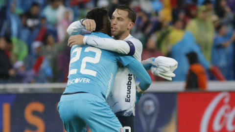 Alexander Domínguez y Ezequiel Piovi se abrazan en el partido ante Defensa y Justicia, por la Copa Sudamericana, el 27 de septiembre de 2023.