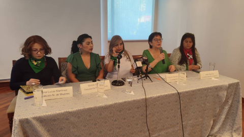 De izq. a der.: Anna Lucía Martínez, Coalición Nacional de Mujeres; Sinchi Gómez, Trenzando Feminismos; Miriam Auz, colectivo Ana de Peralta; Virginia Gómez de la Torre, Fundación Desafío; y Mila Aguirre, Juventud Revolucionaria. Quito, 28 de septiembre de 2023