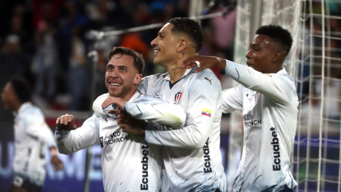 Lucas Piovi (i) de Liga de Quito celebra un gol con Paolo Guerrero (c) y Óscar Zambrano, en la victoria ante Defensa y Justicia, el 27 de septiembre de 2023.