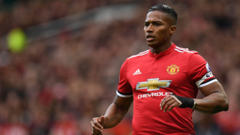 Antonio Valencia luce la banda de capitán en un partido de Premier League con el Manchester United, el 29 de abril de 2018.