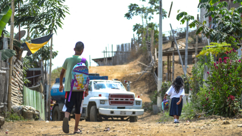 Dos niños caminan por un barrio de Monte Sinaí, noroeste de Guayaquil, en julio de 2022. 