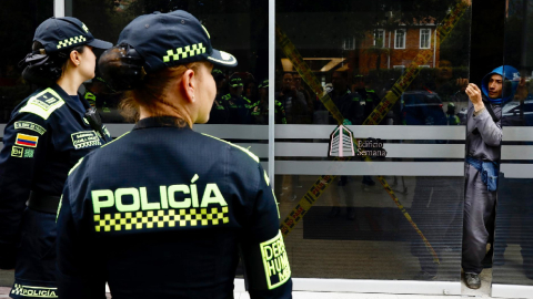 Integrantes de la Policía permanecen en la entrada del edificio donde funciona la revista Semana, en Bogotá (Colombia) el 29 de septiembre de 2023. 