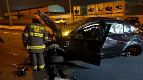 En Quito chocaron un auto y una moto. Hubo un fallecido. 