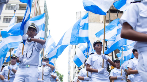 Estudiantes de diferentes centros educativos participaron del desfile cívico. 