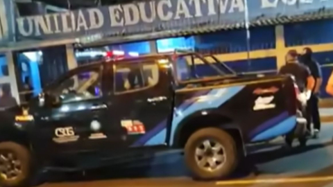 Personal de seguridad llegó a la avenida Abdón Calderón, en Guayaquil, donde sujetos lanzaron un explosivo contra una escuela, el 1 de octubre de 2023.