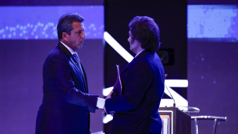 El candidato Sergio Massa (i) saluda al candidato Javier Milei hoy durante el Debate Presidencial 2023, en Santiago del Estero (Argentina), el 1 de octubre.