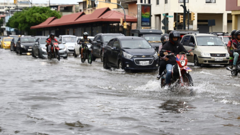 La avenida Quito, una de las vías vulnerables en el centro de Guayaquil, anegada tras una lluvia el 23 de marzo del 2023.