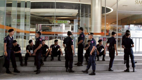 Policías tailandeses desplegados en el exterior del centro comercial Siam Paragon, en Bangkok, en una imagen de archivo.