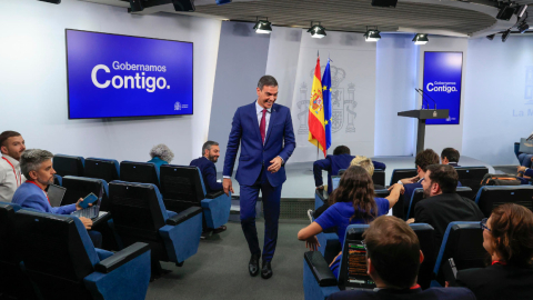 El actual presidente de Gobierno de España, Pedro Sánchez, tras salir de una rueda de prensa, donde informó que fue designado por el Rey para revalidar su cargo, el 3 de octubre de 2023. 