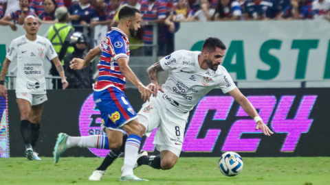 Caio Alexandre, de Fortaleza, disputa una pelota en el partido ante Corinthians, el 3 de octubre de 2023.