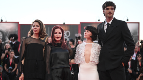 Sofia Coppola, Priscilla Presley, Cailee Spaeny y Jacob Elordi en la alfombra roja del Festival de Venecia 2023. 