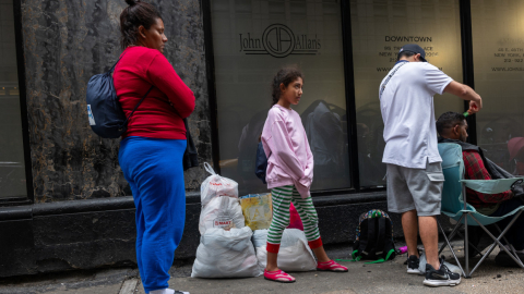 Migrantes recién llegados a Nueva York esperan afuera de un hotel convertido en centro de alojamiento, el 29 de septiembre de 2023. 