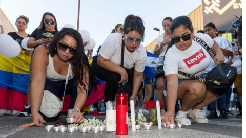 Amigos y familiares de los latinoamericanos que murieron en el incendio de dos discotecas en Murcia, en una concentración el lunes 2 de octubre de 2023.