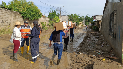 Entrega de víveres a damnificados de las lluvias en Esmeraldas, en junio de 2023.