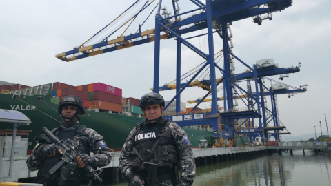 Policías custodian una plataforma del Terminal Portuario de Guayaquil, en el sur de la ciudad, este 4 de noviembre del 2023, durante la firma de un convenio de seguridad.