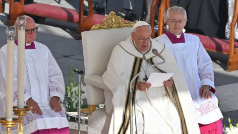 El Papa Francisco dirige una misa el día de apertura de la XVI Asamblea General Ordinaria del Sínodo de los Obispos, en la plaza de San Pedro en el Vaticano, el 4 de octubre de 2023.