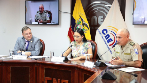 El ministro del Interior, Juan Zapata; la presidenta del CNE, Diana Atamaint, y el comandante de la Policía, Fausto Salinas, durante la rueda de prensa sobre la seguridad en la segunda vuelta, este 5 de octubre de 2023.