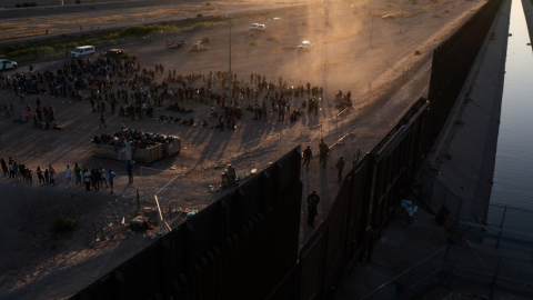 Vista aérea de una sección del muro fronterizo entre Estados Unidos y México, en mayo de 2023.