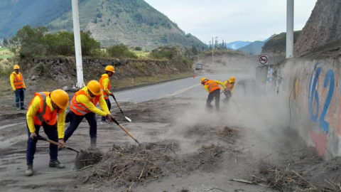 Obreros trabajan en la vía Cahuají - límite provincial, con Tungurahua, el 6 de octubre de 2023.