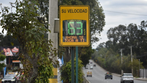 Imagen referencial de un fotorradar en Cuenca, donde la Alcaldía dispuso que dejen de funcionar 10 de estos equipos, en agosto de 2023.